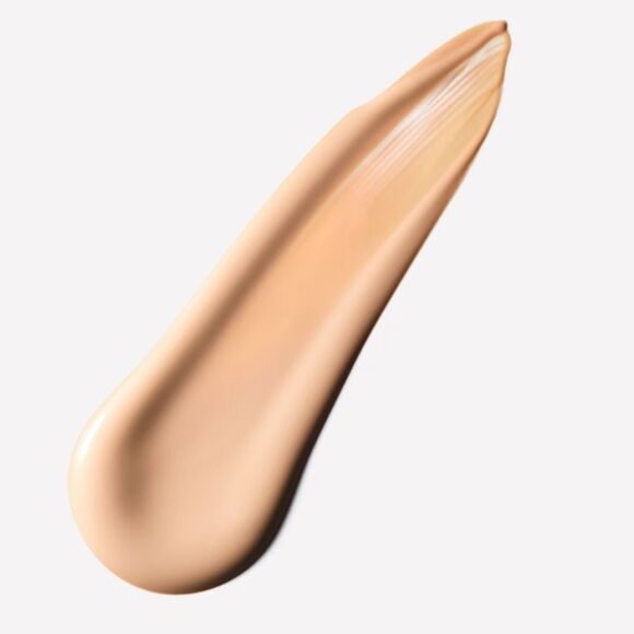 MAC Studio Radiance Foundation in Shade W0 (Fair beige with peachy undertones) - Picture 2 of 12